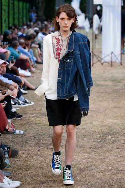 Look 18